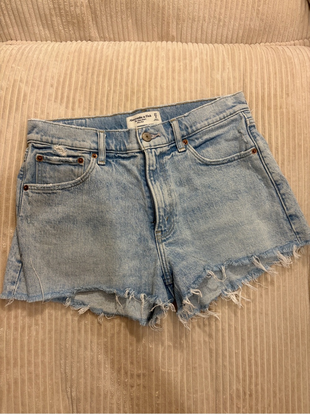 Abercrombie & Fitch Light Blue size 4 Jean shorts “the mom short mid rise”